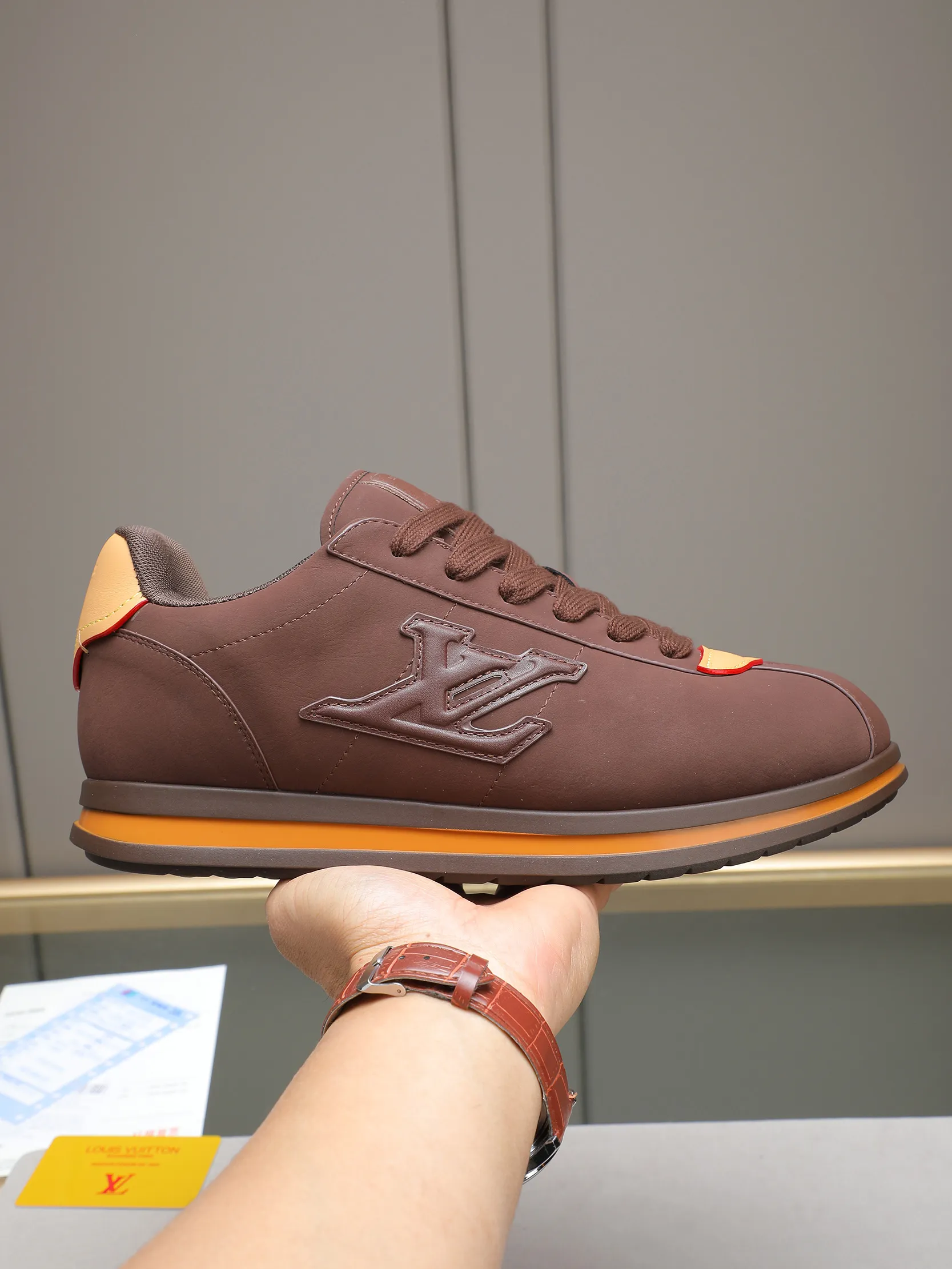 PP560 LV Louis Vuitton L Jialu Brand Runner Tatic Series Thick-soled Casual Sports Shoes Running Shoes Original purchase, development and production This LV Runner Tatic sports shoe combines technical materials such as mesh fabric and ribbons to interpret the inspiration of traditional mountaineering shoes. LV letters are written on one side, the lariat buckle of the quick lacing system is embellished with Monogram flowers and Louis Vuitton logos, and the light and wear-resistant rubber outsole completes the whole. ▪️Fabric: Original imported cowhide + mesh ▪️Inner lining: Original customized breathable mesh ▪️Sole: Original open-molded anti-slip rubber combination material ▪️Size: Men's 38-44 (customized for 45 and 46)